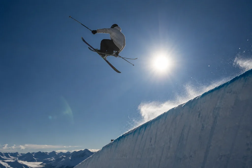 Talispordi kalender 2026/27 5 Freestyle-suusataja õhulend halfpipe'i kohal