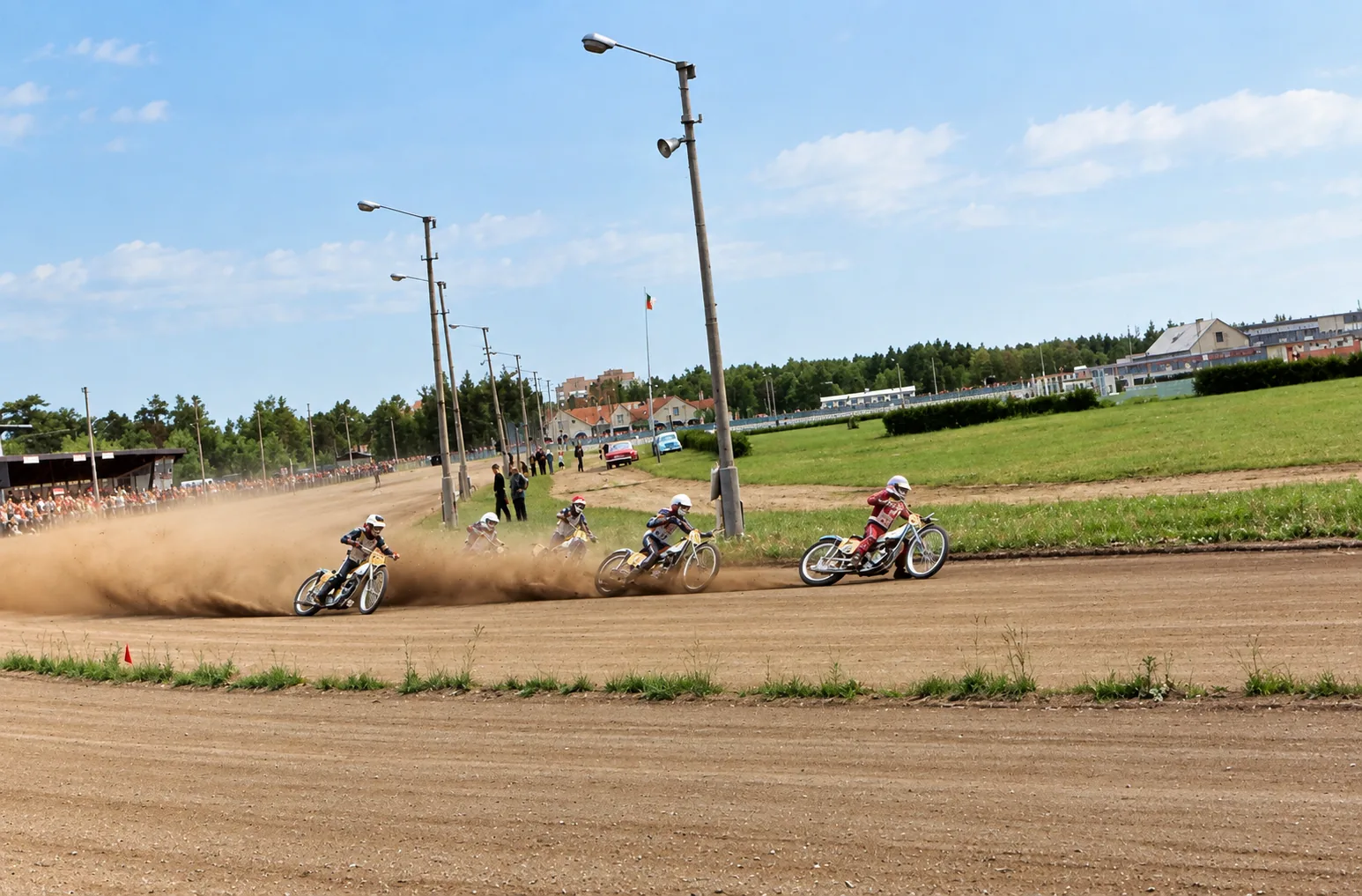 Tallinna hipodroomi lugu: hobused, totalisaator ja muutuv linn 6 Speedway-mootorrattad tolmusel Tallinna hipodroomi rajal 1980. aasta paiku, taustal tribüün ja pealtvaatajad